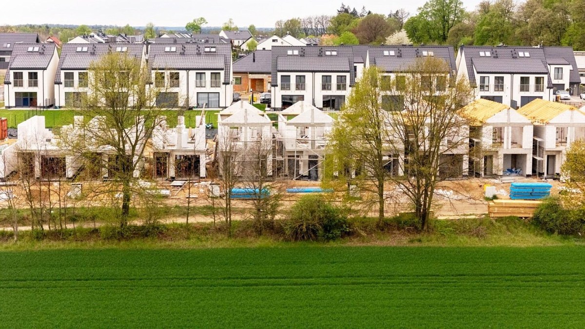 Dla Was budujemy nowe domy na Koziej Górce w Bolesławcu. Zobaczcie postępy prac