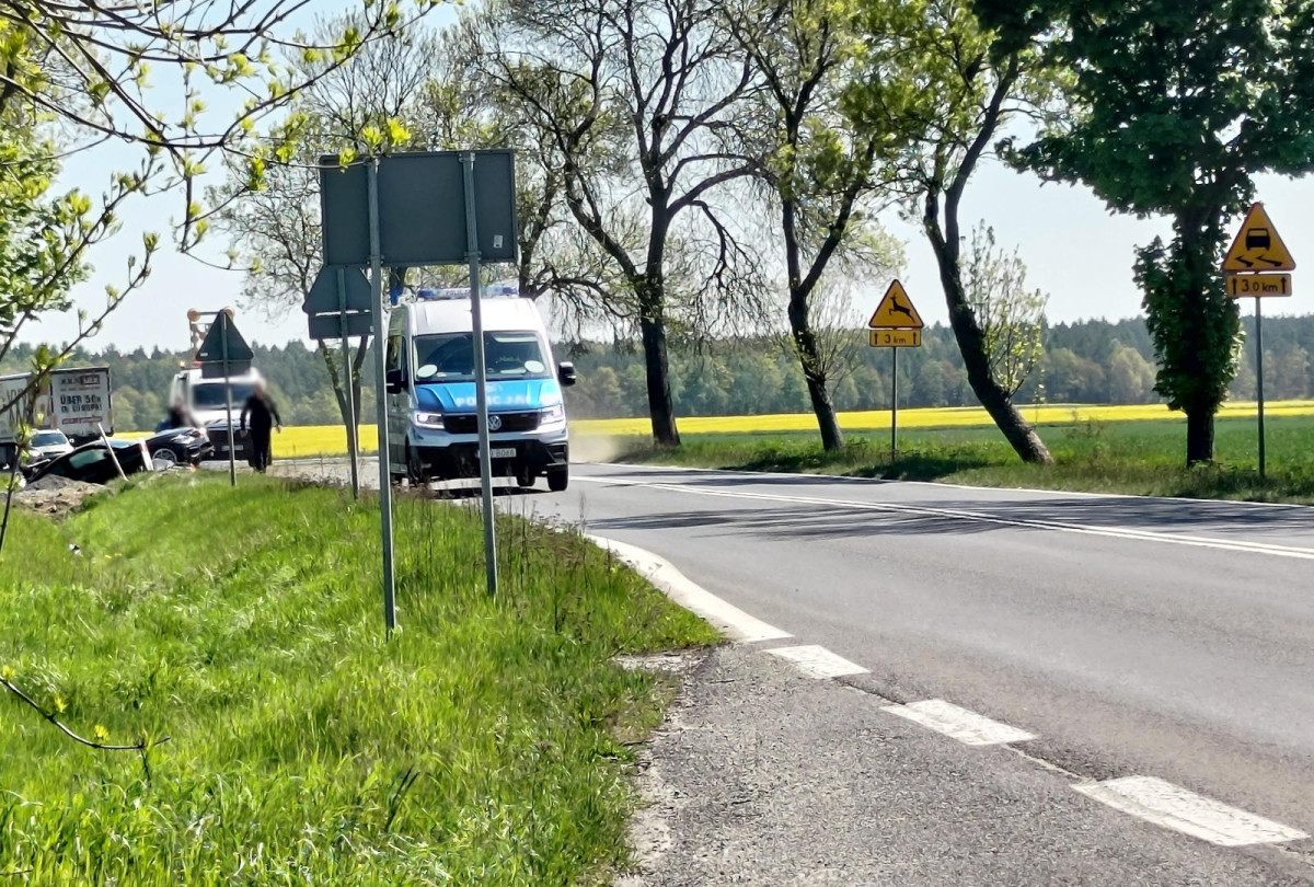Auto w rowie na wyjeździe z Kruszyna