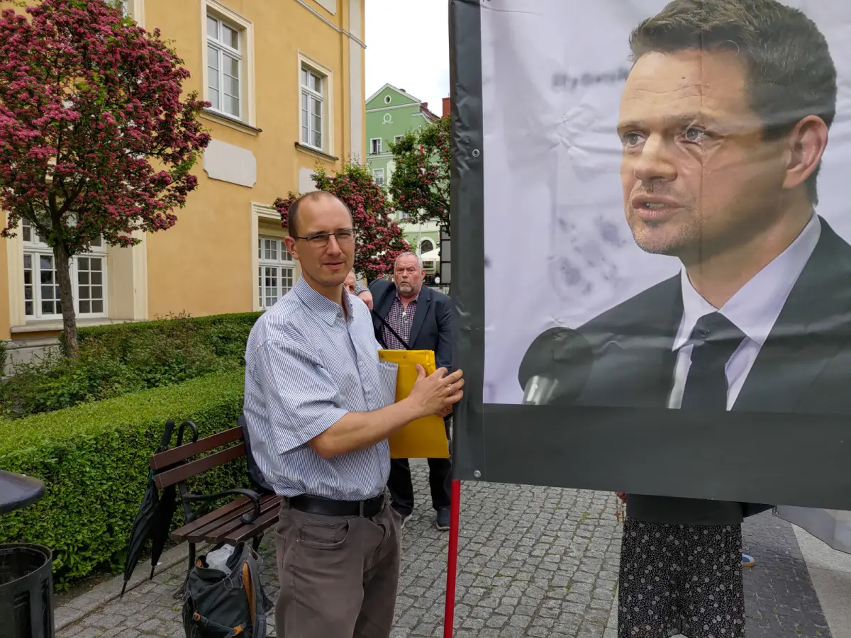 Płodziarze prezentujący baner z zakrwawionym płodem i zdjęciem Rafała Trzaskowskiego