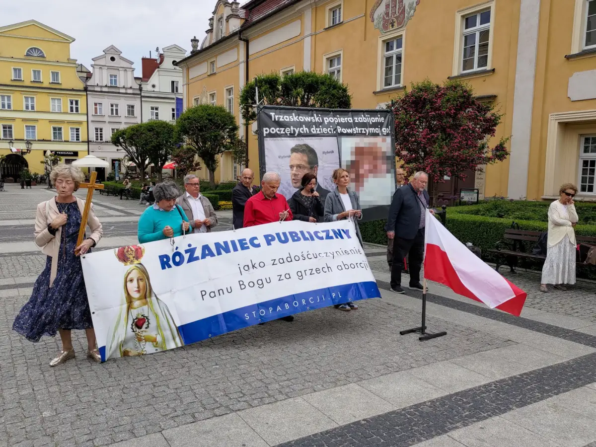Płodziarze prezentujący baner z zakrwawionym płodem i zdjęciem Rafała Trzaskowskiego