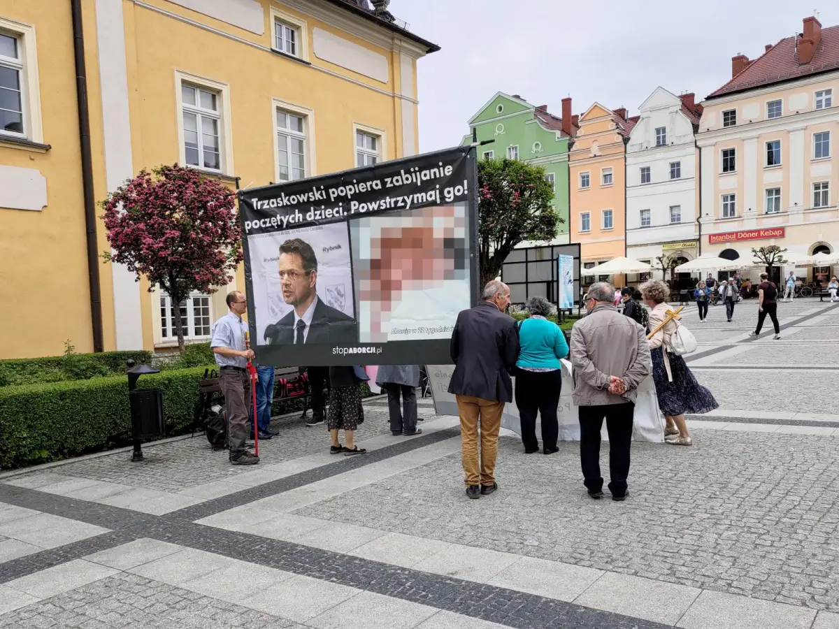 Płodziarze prezentujący baner z zakrwawionym płodem i zdjęciem Rafała Trzaskowskiego