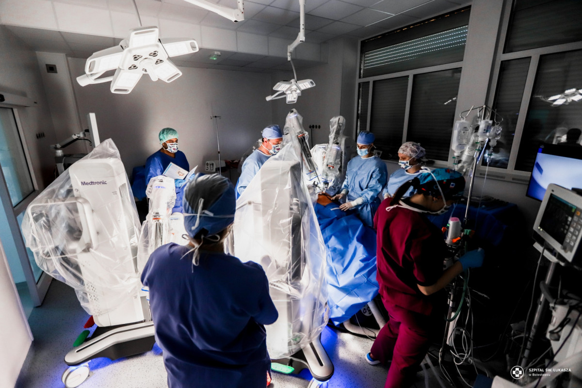 Operacja w bolesławieckim szpitalu przy pomocy robota HUGO™ RAS