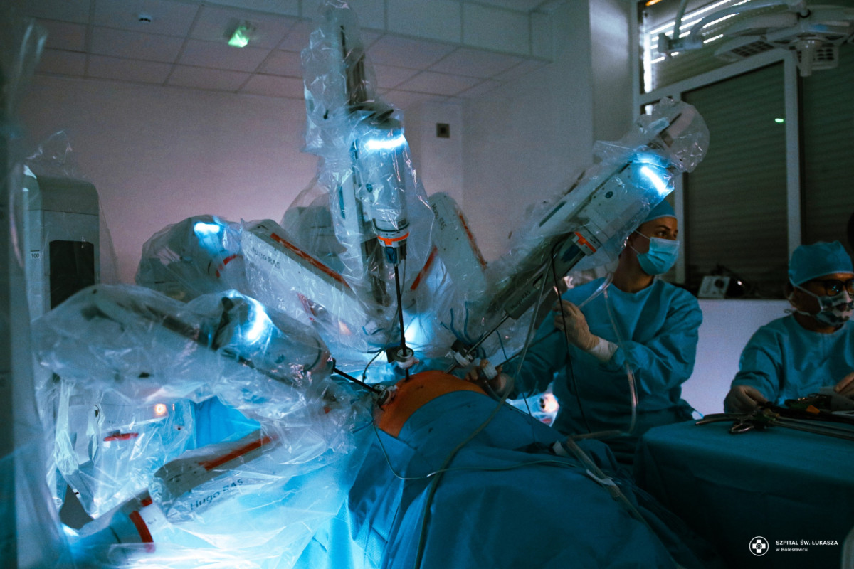Operacja w bolesławieckim szpitalu przy pomocy robota HUGO™ RAS