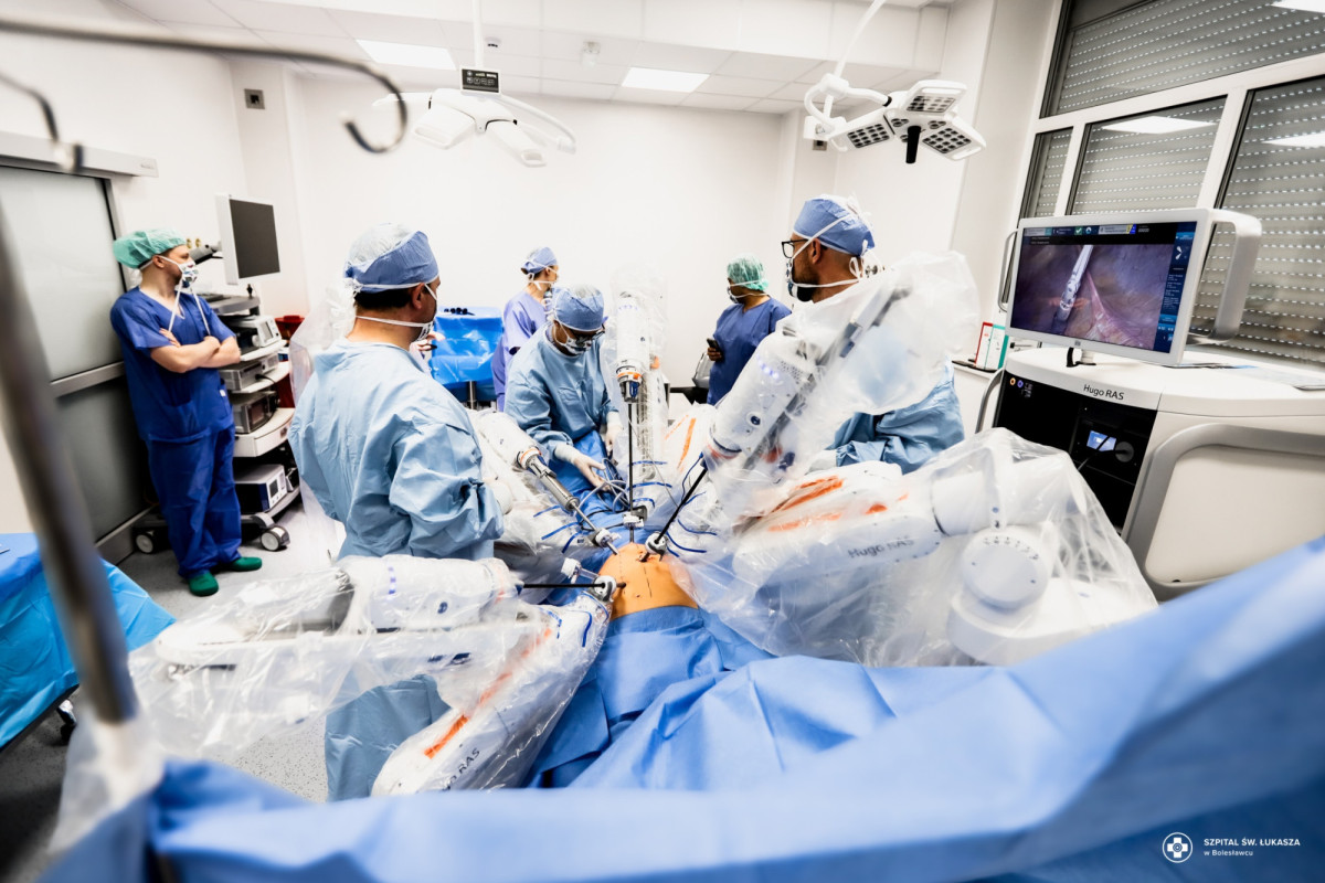 Operacja w bolesławieckim szpitalu przy pomocy robota HUGO™ RAS