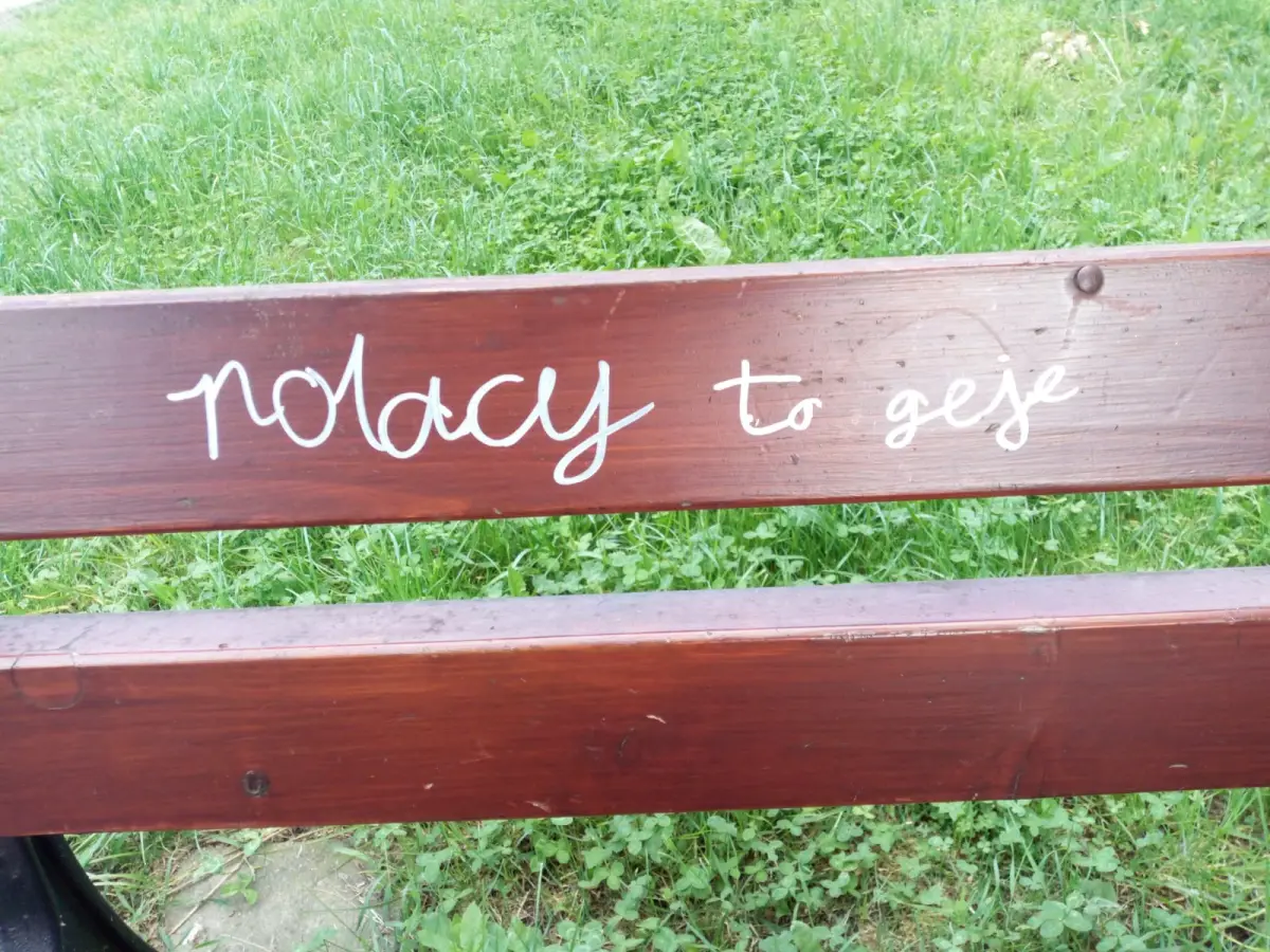 Napis na ławce przy ulicy Konstytucji 3 Maja