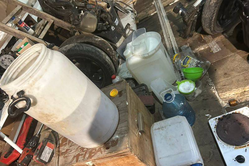 Wnętrze garażu i narkotyki