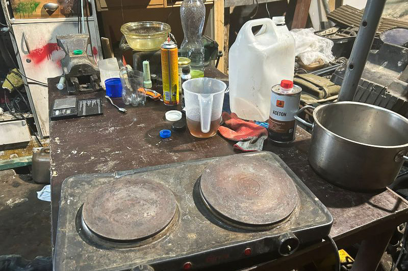 Wnętrze garażu i narkotyki