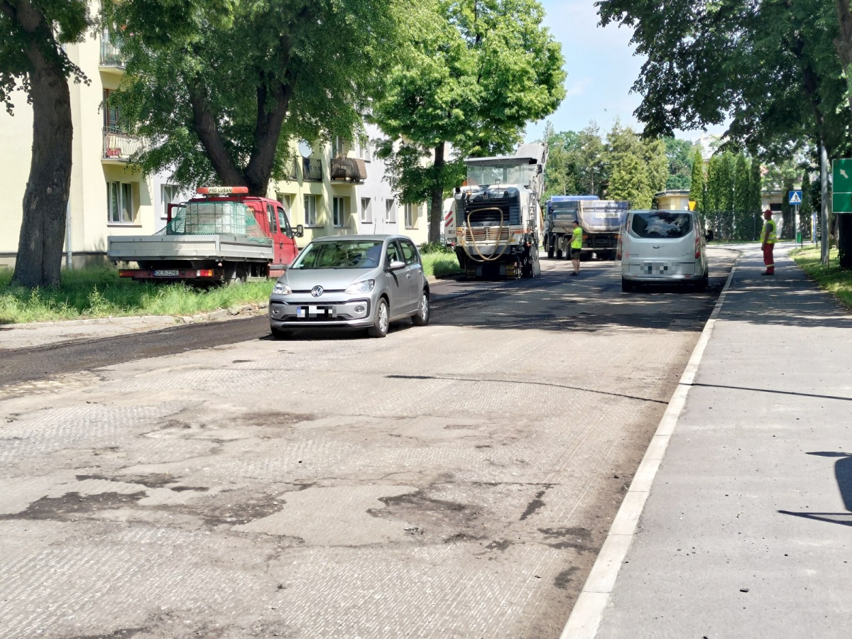 Roboty drogowe w okolicach stadionu miejskiego w Bolesławcu
