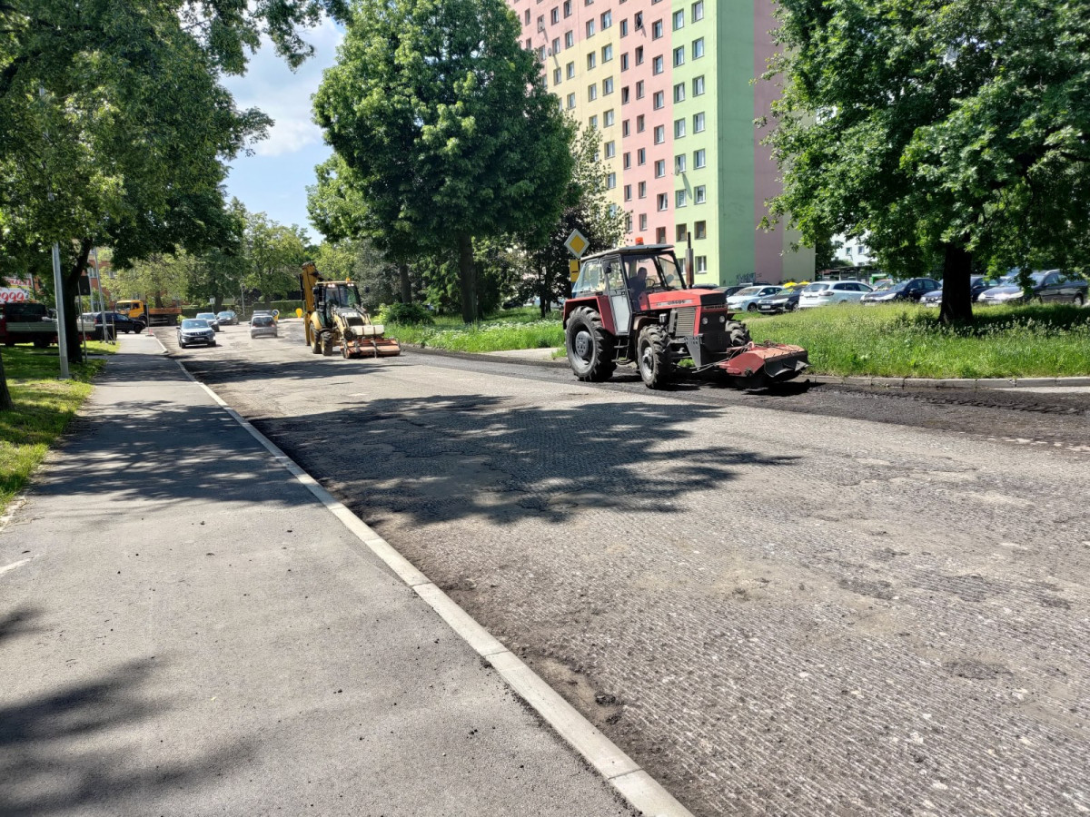Roboty drogowe w okolicach stadionu miejskiego w Bolesławcu