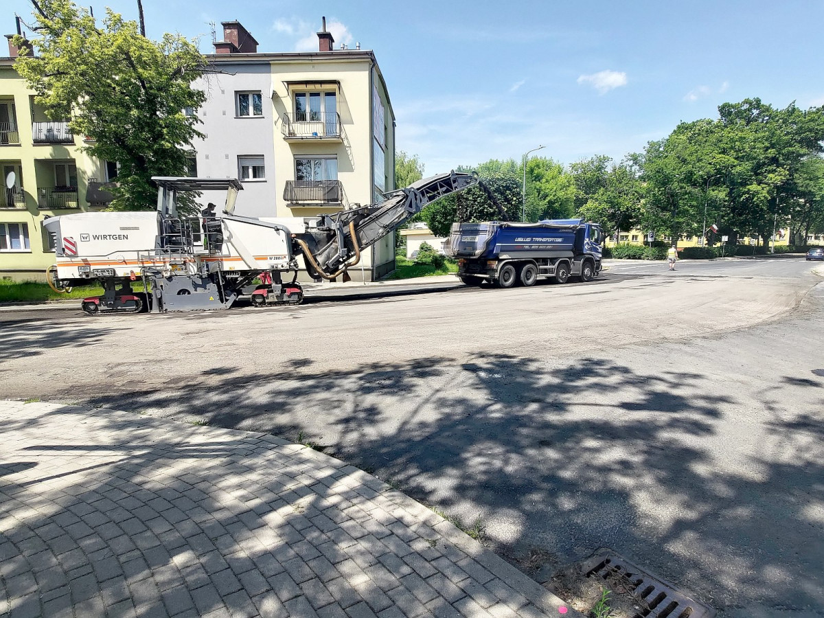 Roboty drogowe w okolicach stadionu miejskiego w Bolesławcu