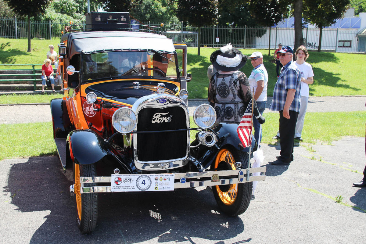 Zabytkowe pojazdy w Bolesławcu