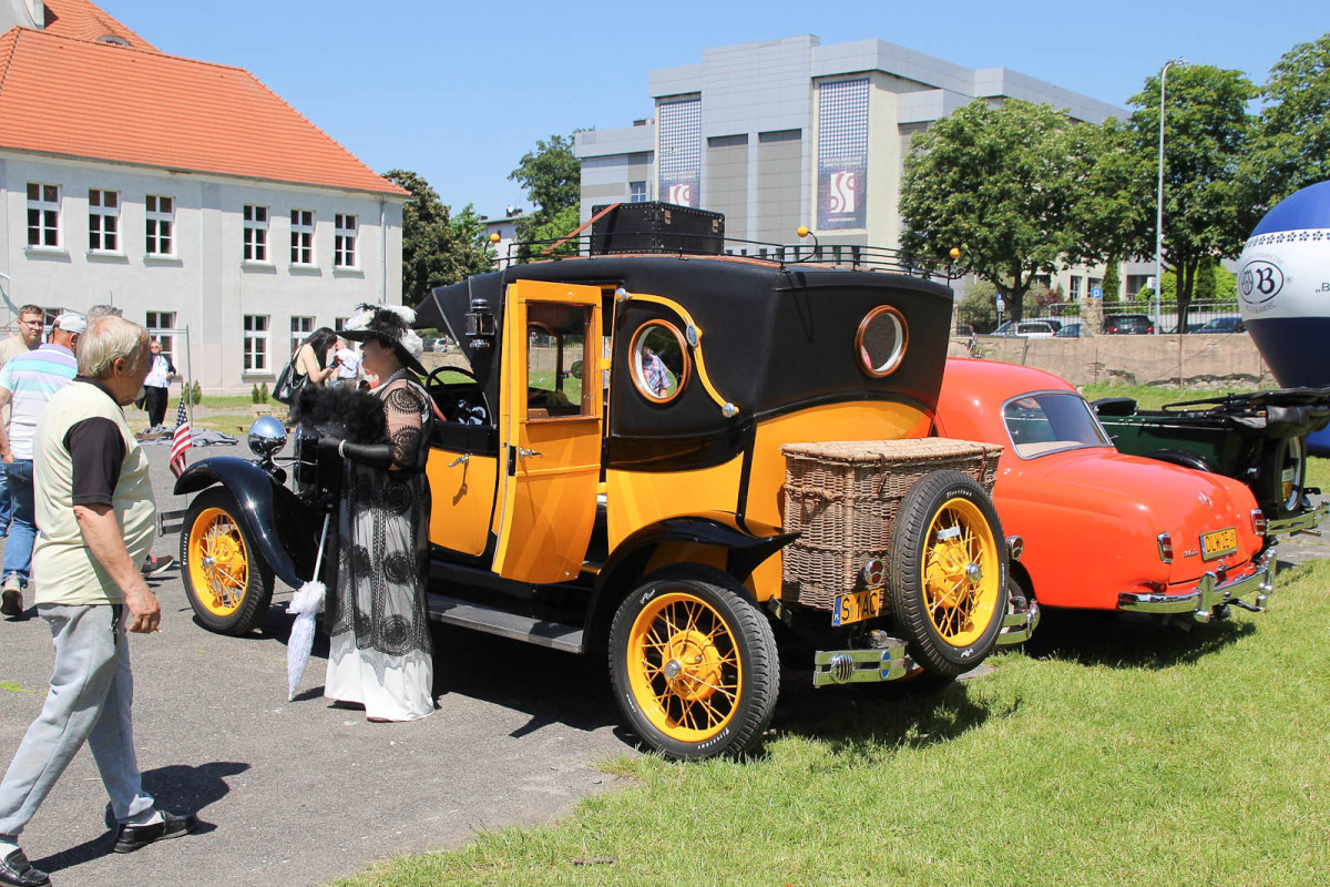 Zabytkowe pojazdy w Bolesławcu
