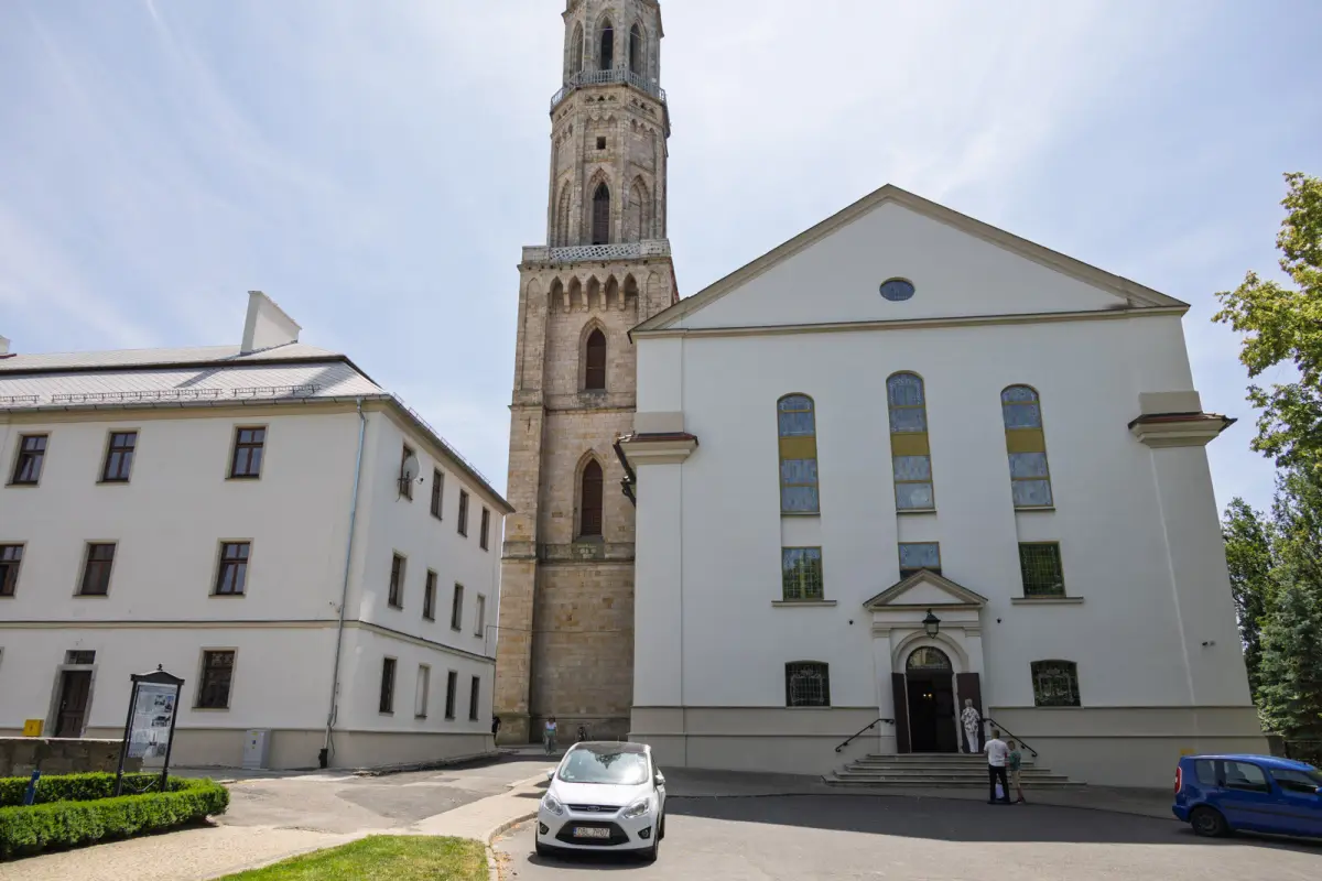 Kościół i budynek parafialny przy placu Zamkowym w Bolesławcu
