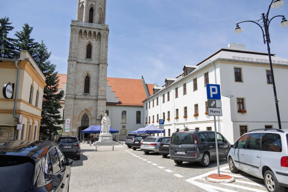 Kościół i budynek parafialny przy placu Zamkowym w Bolesławcu