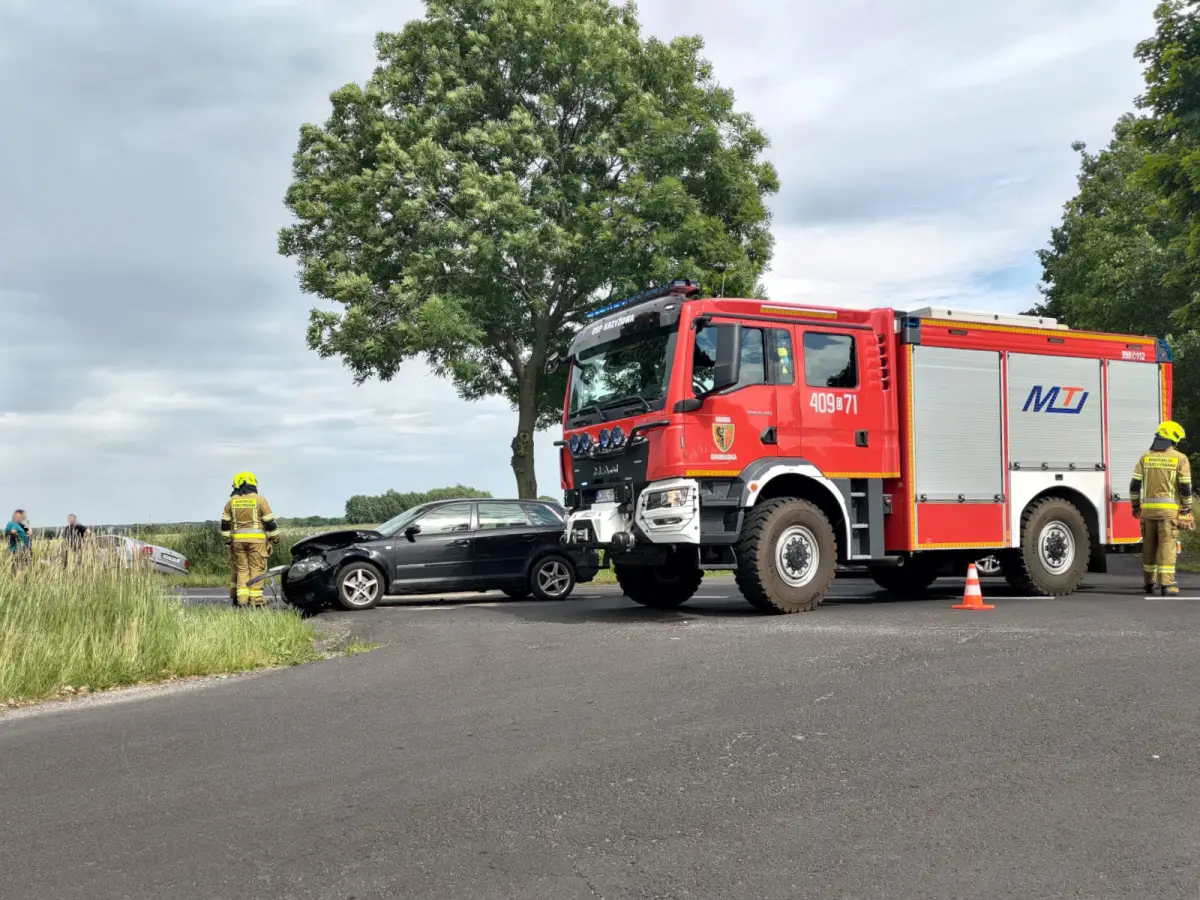 Dwie osobówki zderzyły się pod Bolesławcem. Jedna osoba zabrana do szpitala