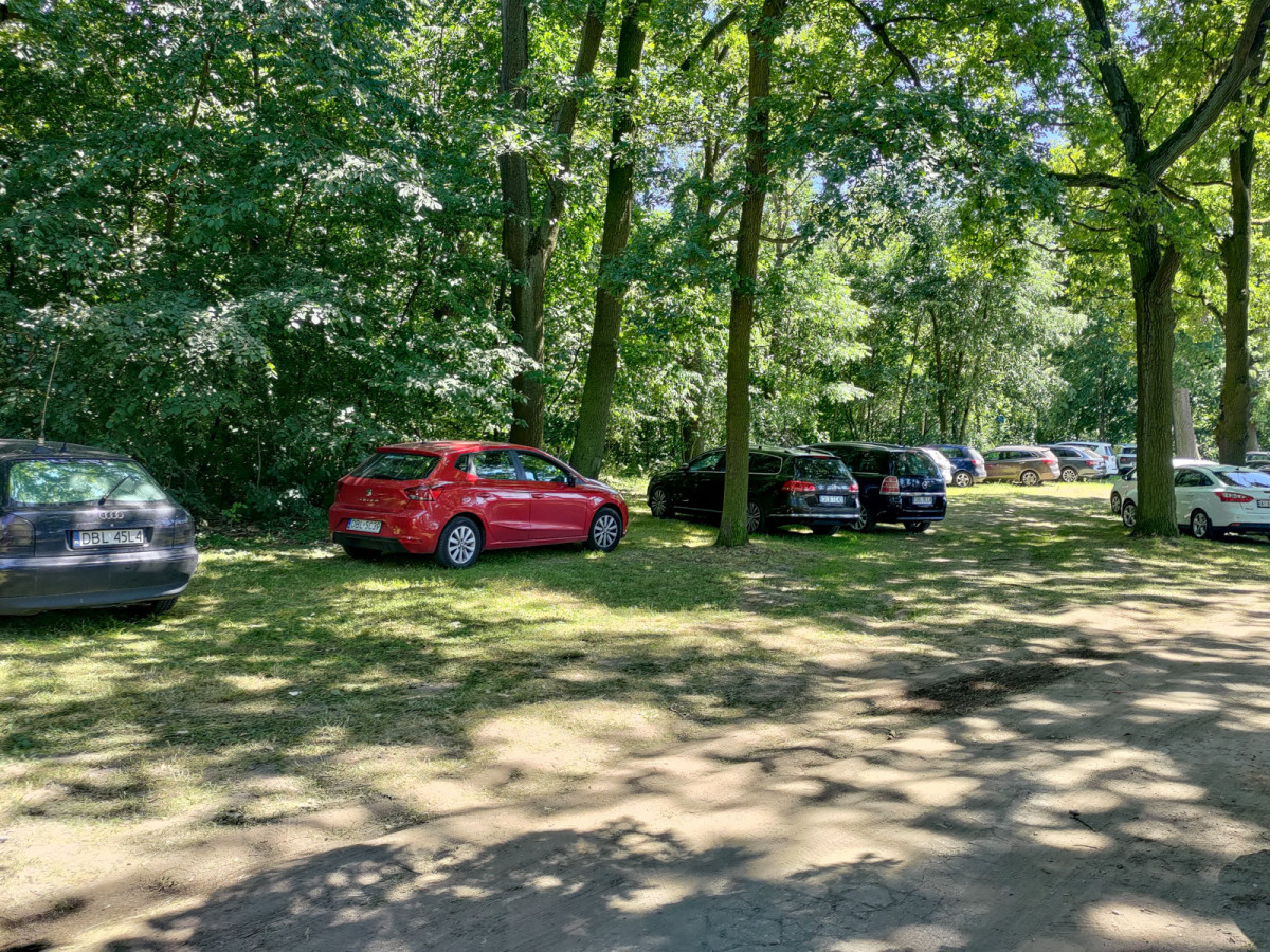 Auta zaparkowane koło basenów na ul. Spacerowej