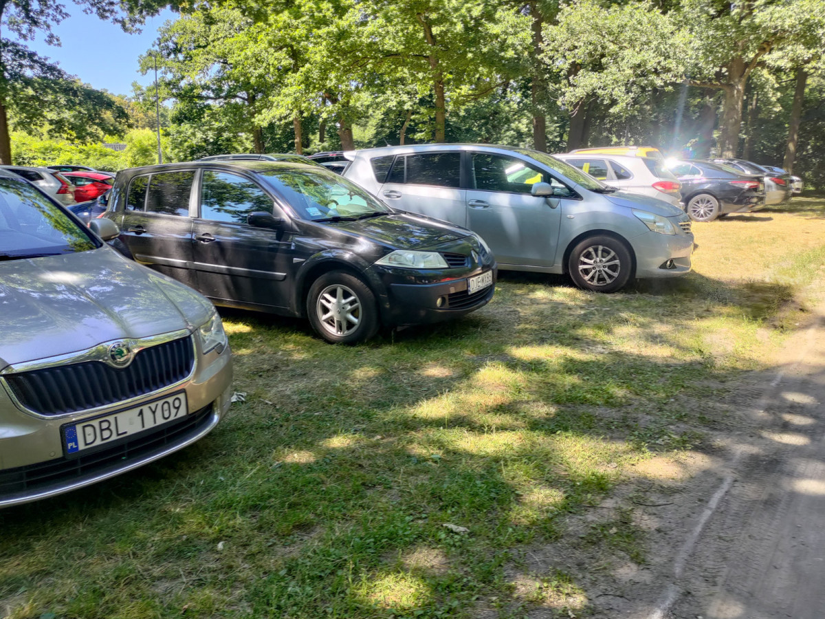 Auta zaparkowane koło basenów na ul. Spacerowej