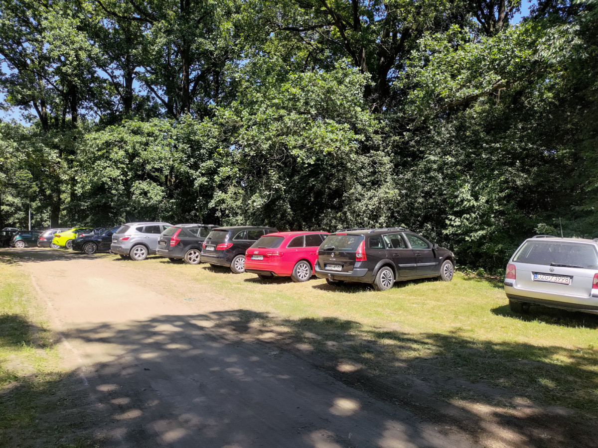 Auta zaparkowane koło basenów na ul. Spacerowej