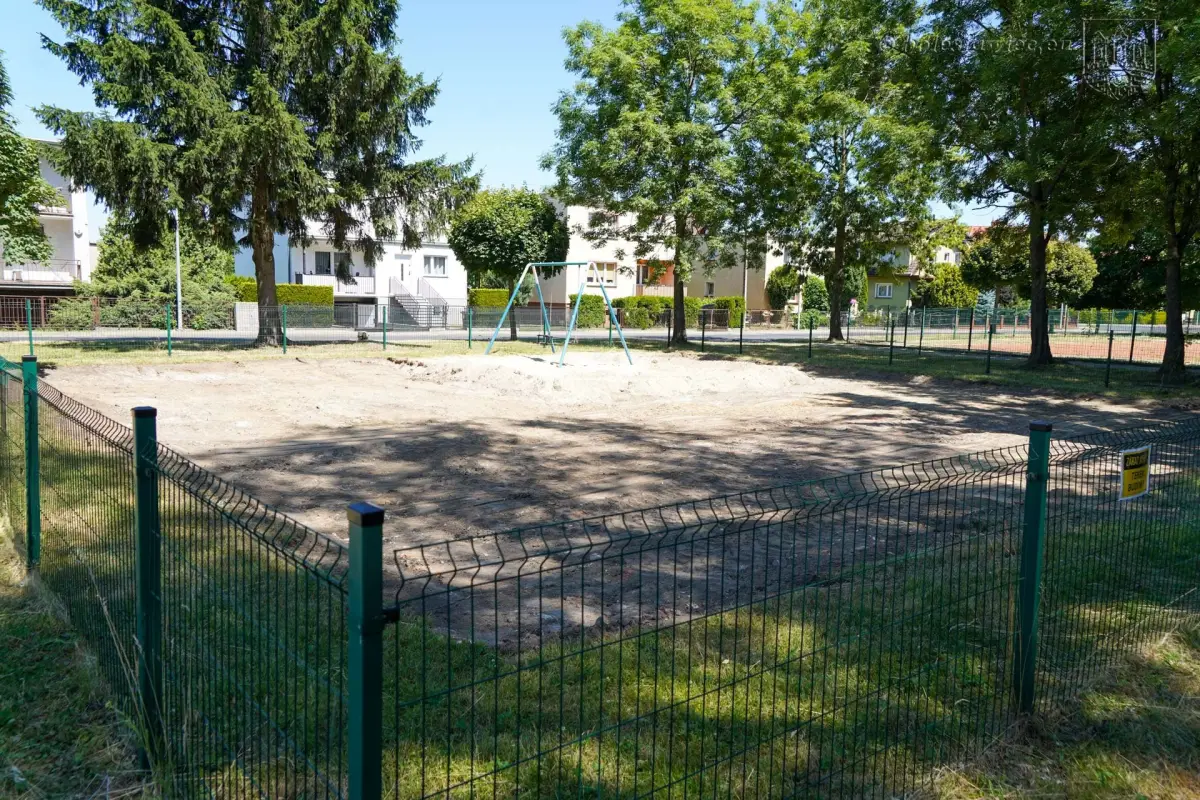 Plac zabaw przy zbiegu ulic Góralskiej i Dolne Młyny