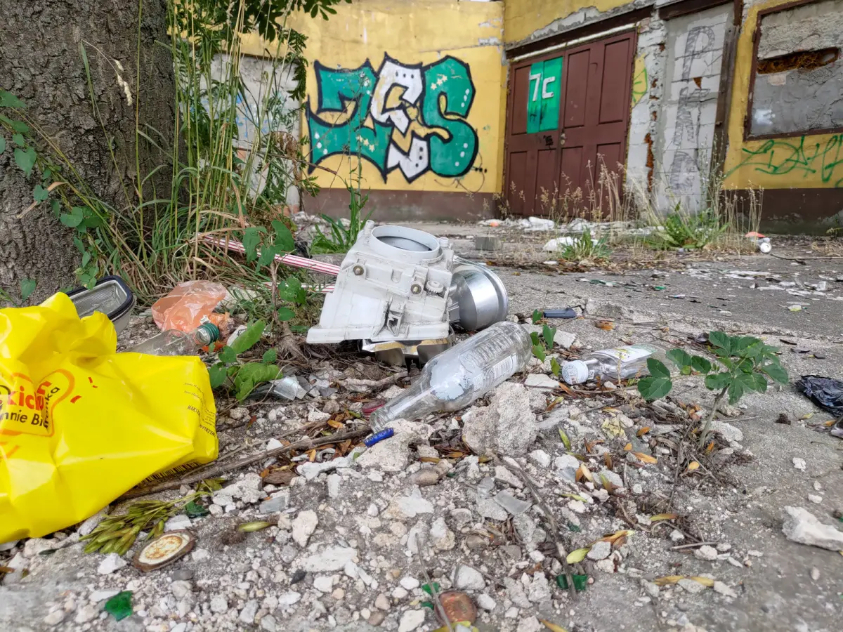 Śmieci i ruina przy ulicy Hutniczej
