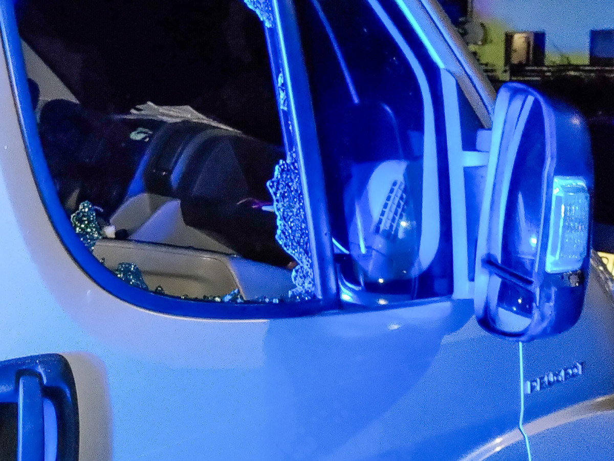 Kawałkiem betonu rozbił szybę i uszkodził drzwi w przypadkowym aucie