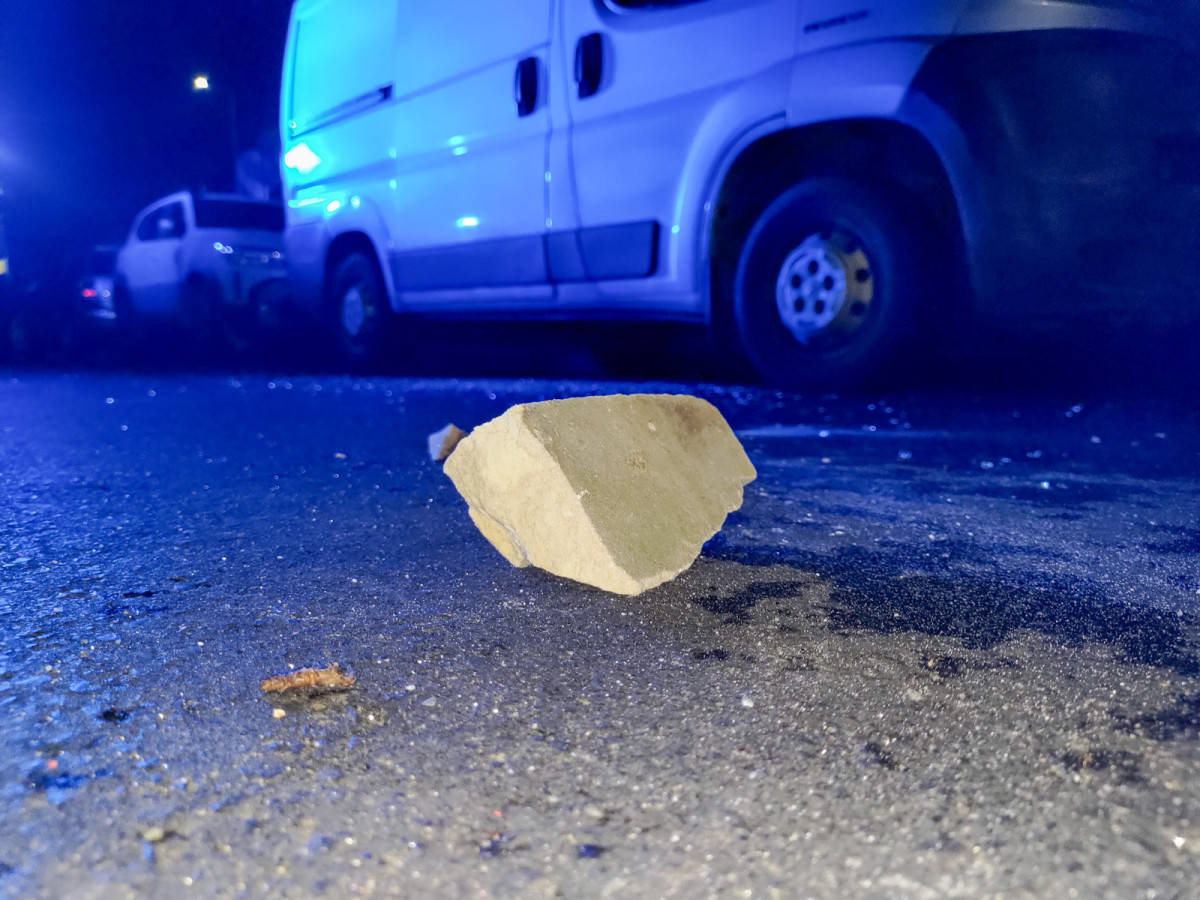 Kawałkiem betonu rozbił szybę i uszkodził drzwi w przypadkowym aucie