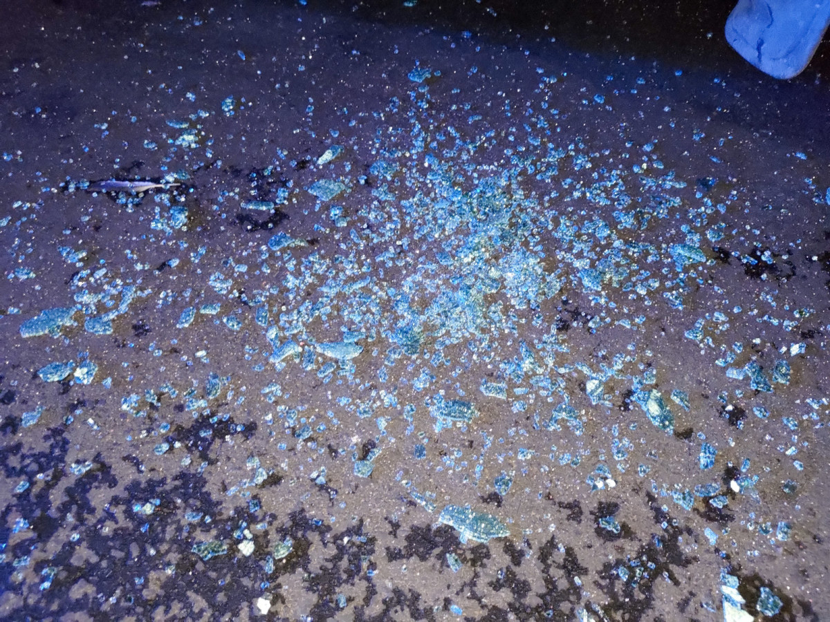 Kawałkiem betonu rozbił szybę i uszkodził drzwi w przypadkowym aucie