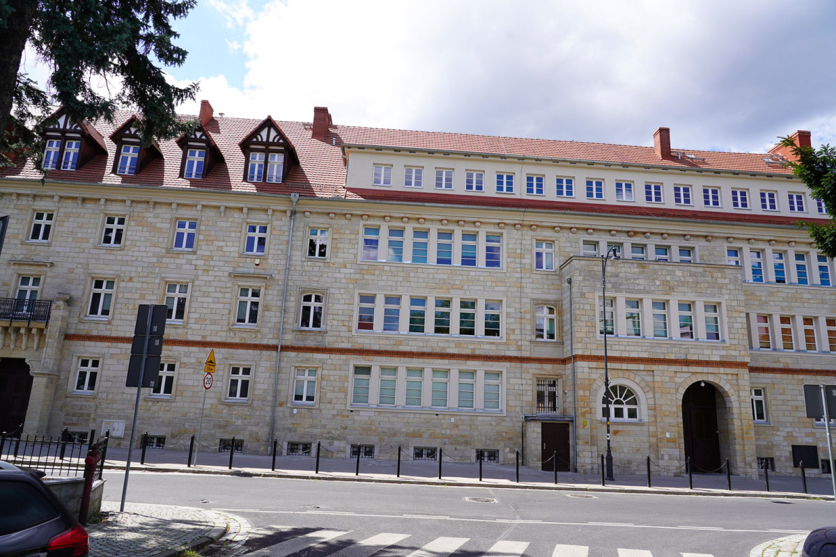 Renowacja elewacji zabytkowych budynków ZSOiZ w Bolesławcu