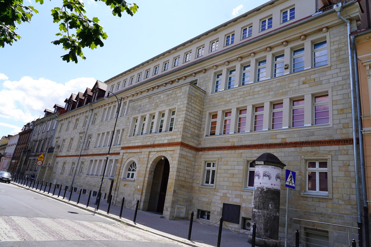 Renowacja elewacji zabytkowych budynków ZSOiZ w Bolesławcu