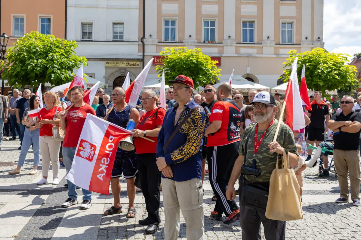 Uczestnicy protestu w Rynku w Bolesławcu
