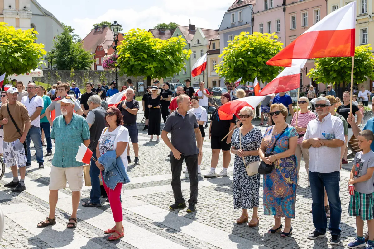 Uczestnicy protestu w Rynku w Bolesławcu