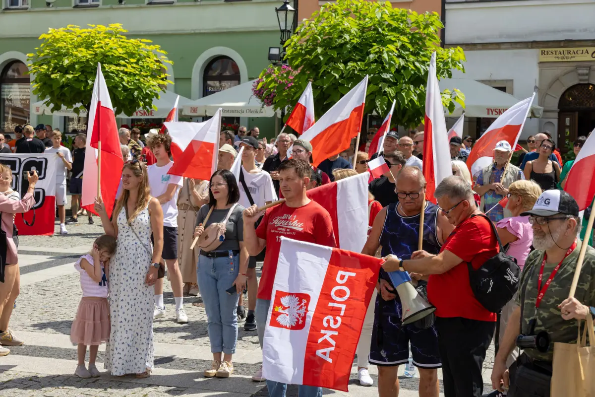 Uczestnicy protestu w Rynku w Bolesławcu