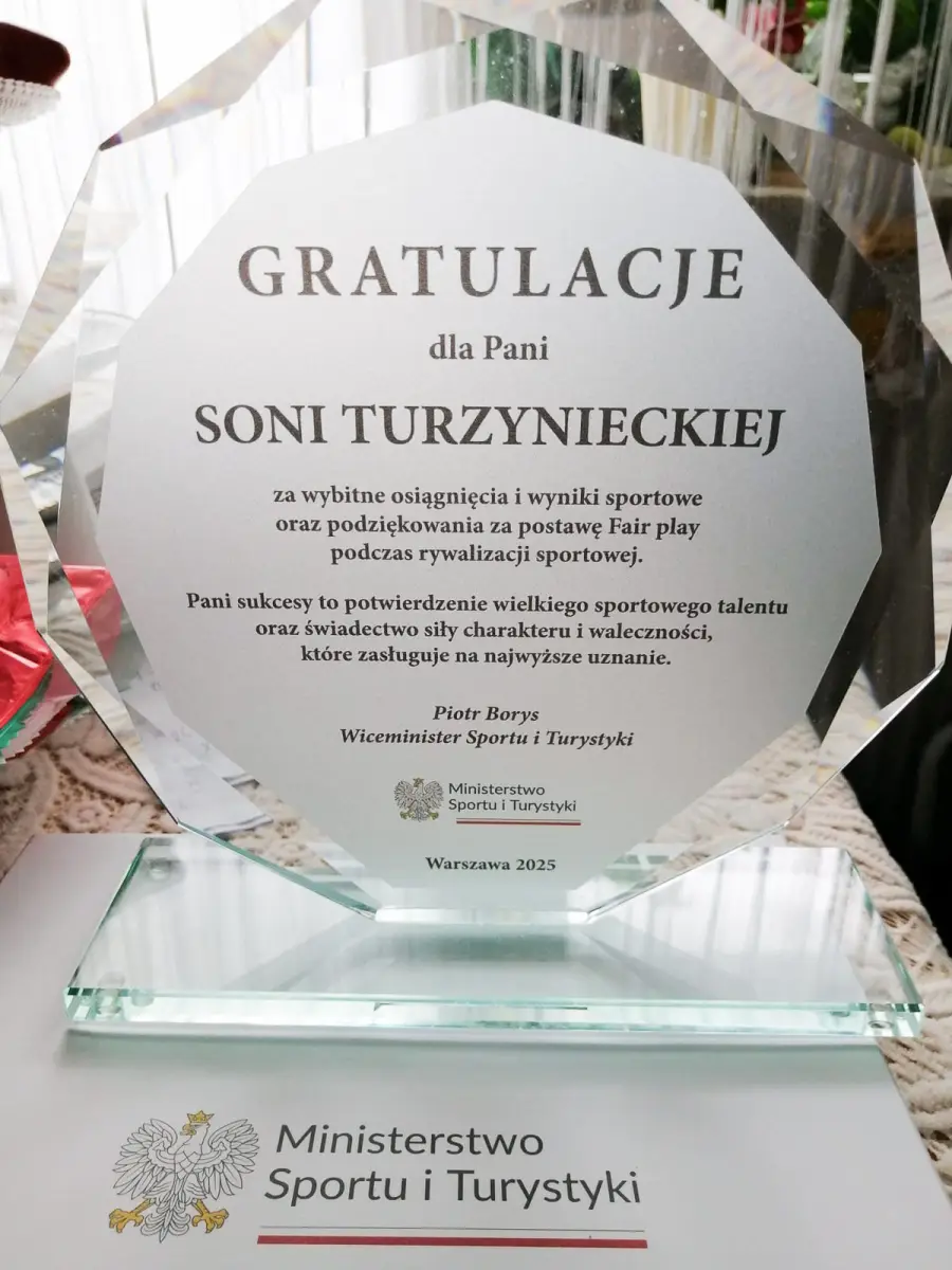 Statuetka od Wiceministra Piotra Borysa (zdjęcie zastrzeżone)