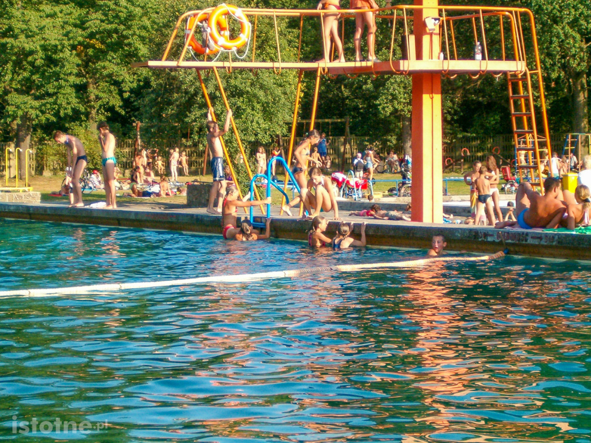 Baseny przy ulicy Spacerowej w Bolesławcu (rok 2004)