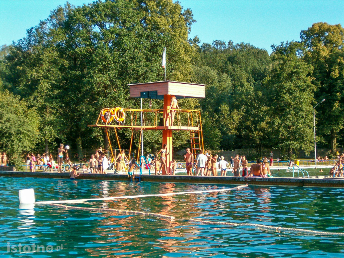 Baseny przy ulicy Spacerowej w Bolesławcu (rok 2004)