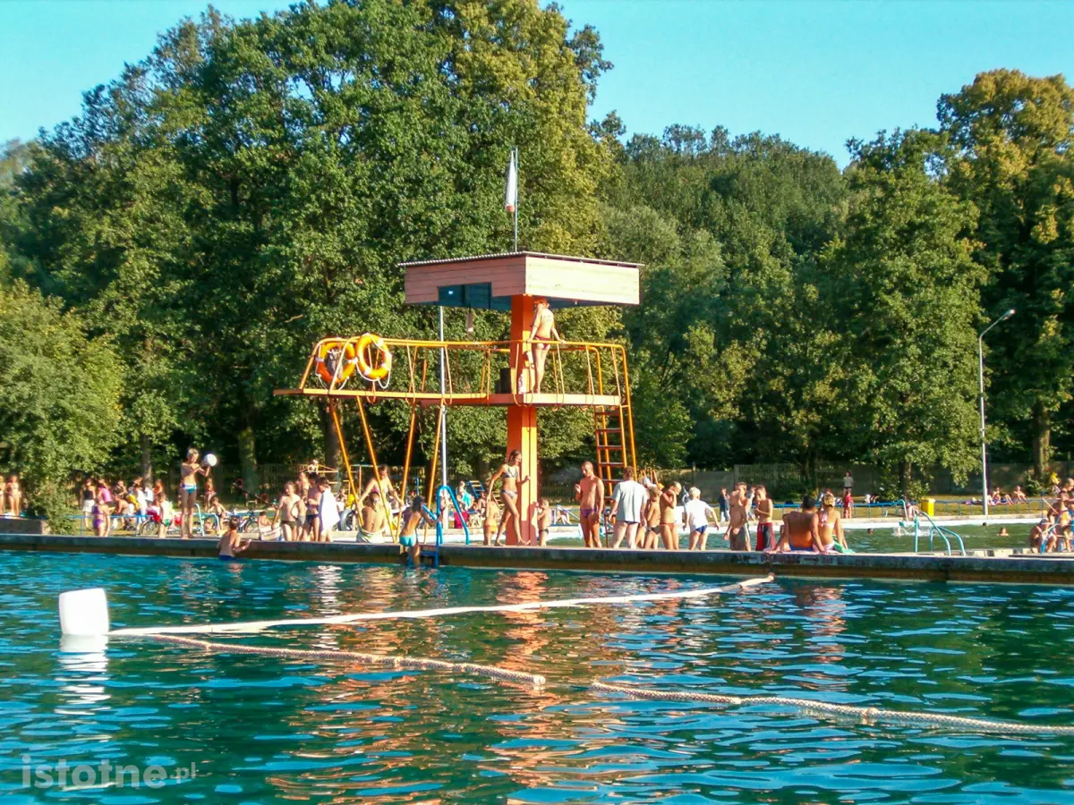 Pools on Spacerowa Street in Bolesławiec (2004)