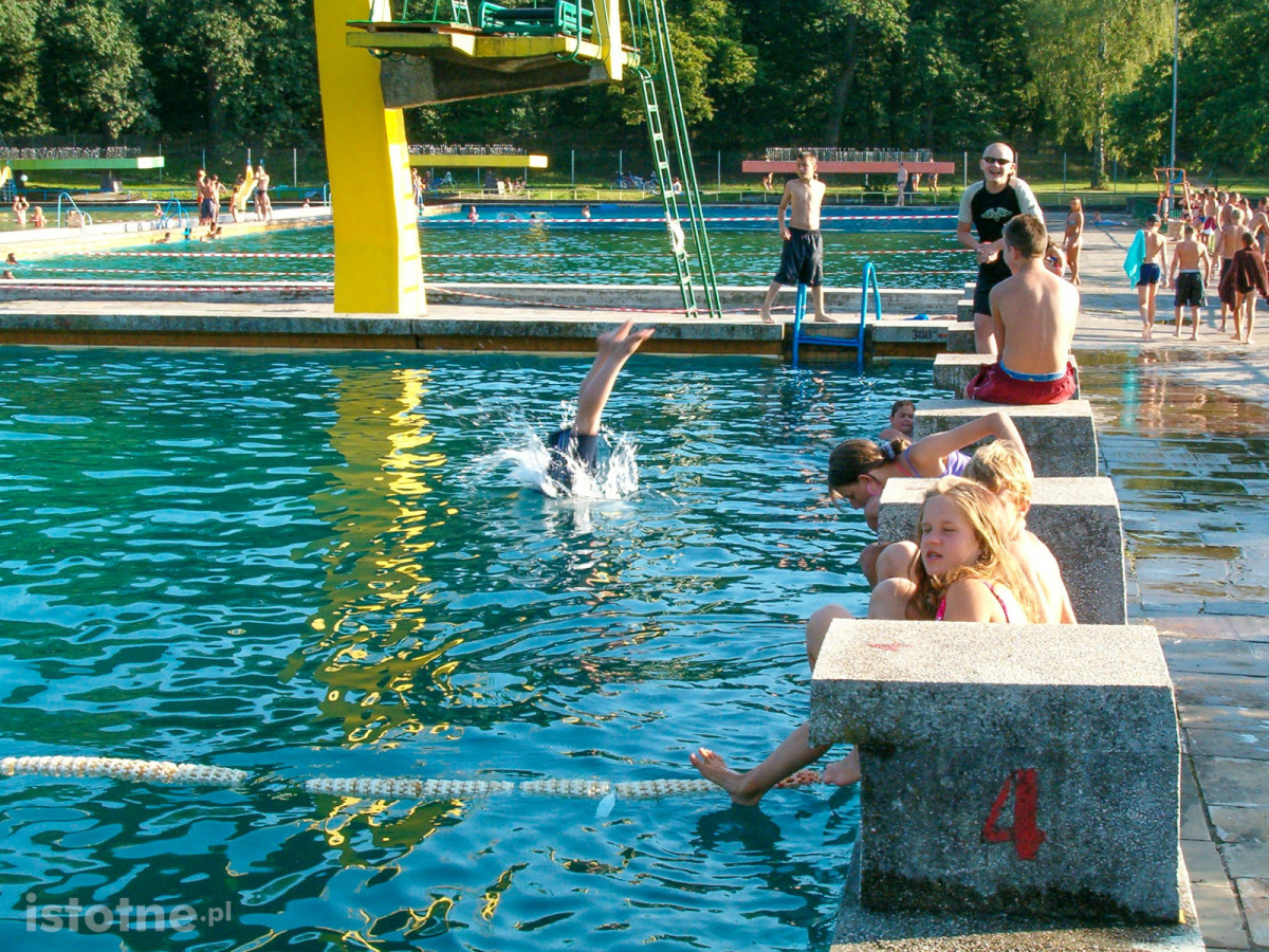 Baseny przy ulicy Spacerowej w Bolesławcu (rok 2004)