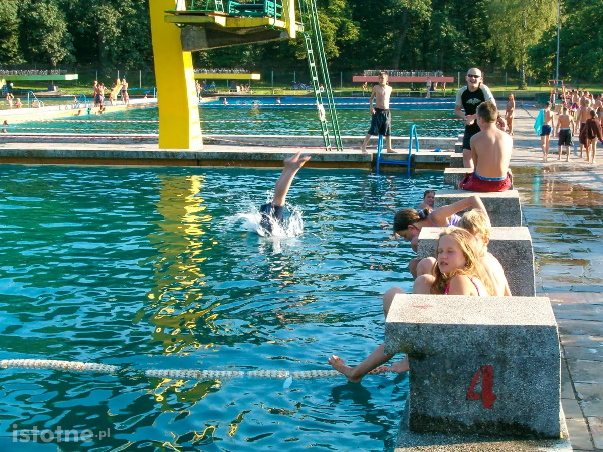 Pools on Spacerowa Street in Bolesławiec (2004)