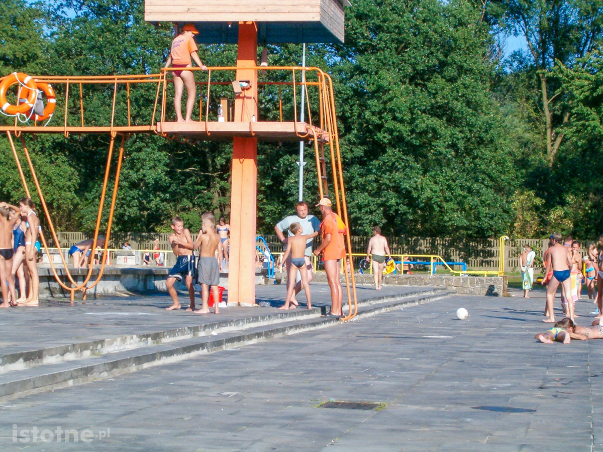 Baseny przy ulicy Spacerowej w Bolesławcu (rok 2004)