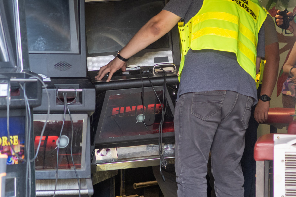 Nalot na nielegalny salon gier w Bolesławcu przy ul. Chrobrego