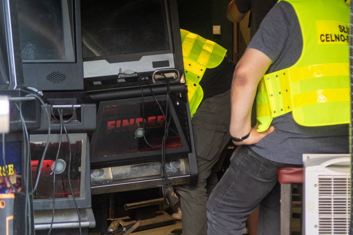 Nalot na nielegalny salon gier w Bolesławcu przy ul. Chrobrego