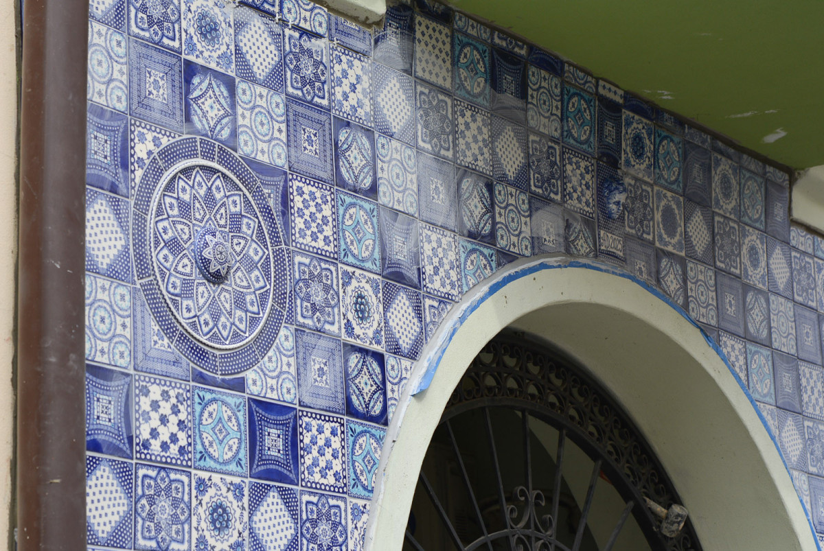 Ceramiczna brama na Prusa