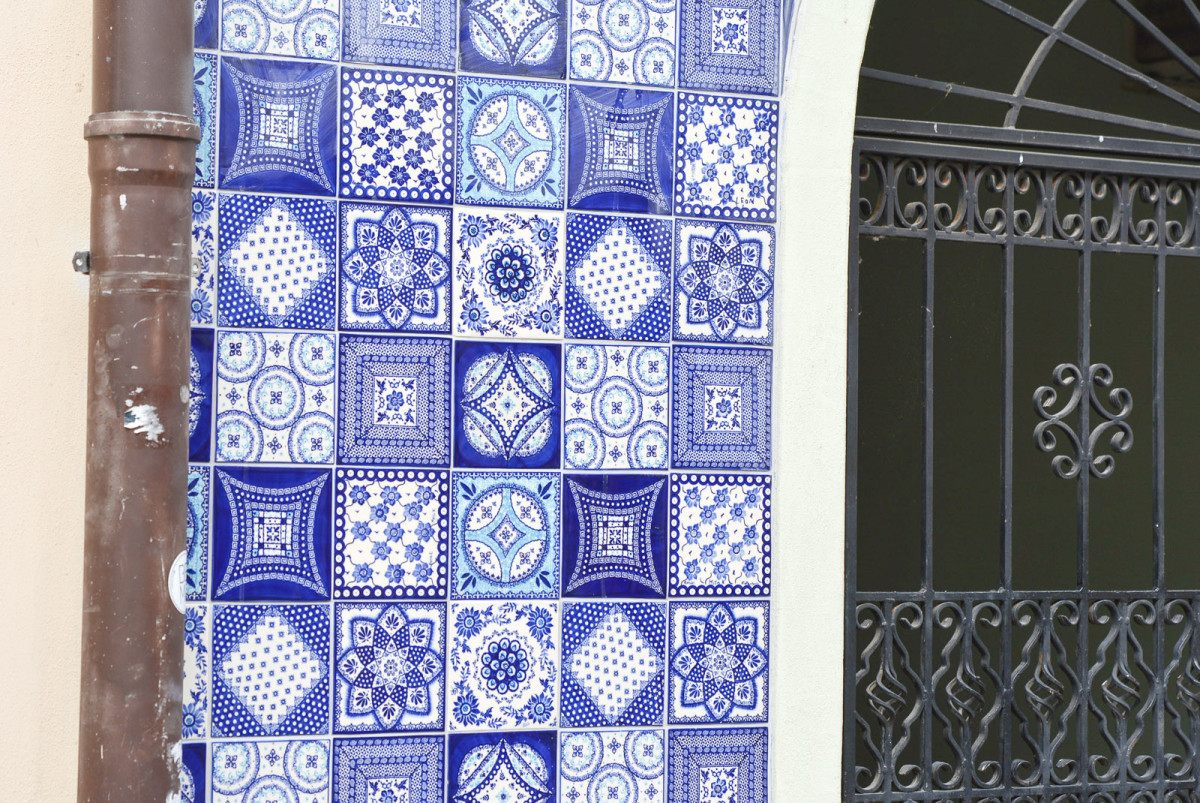 Ceramiczna brama na Prusa