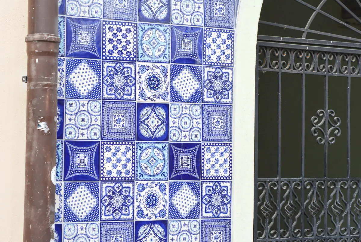 Ceramiczna brama na Prusa