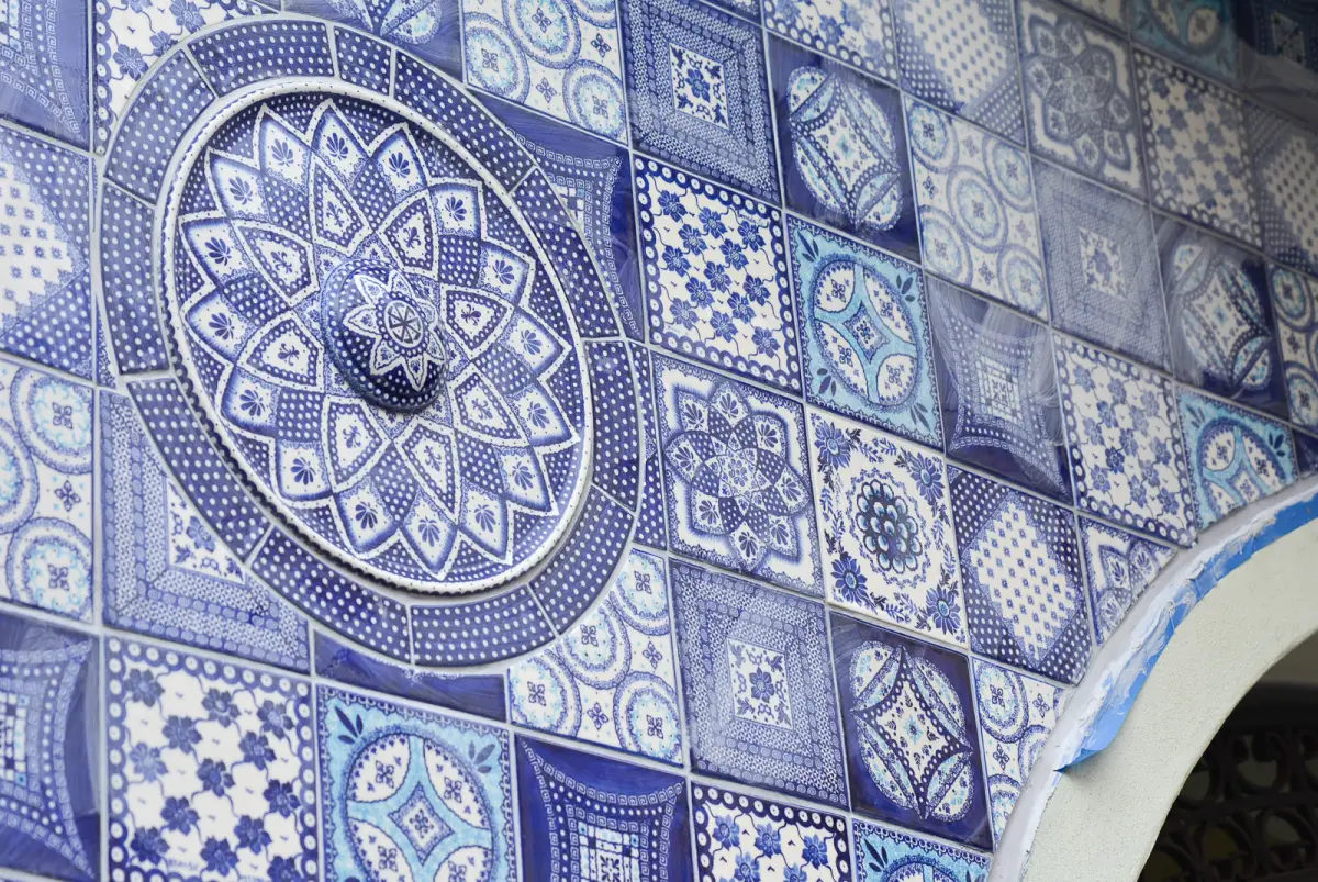 Ceramiczna brama na Prusa