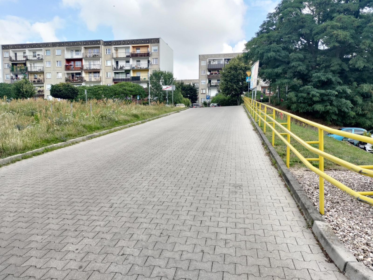 Droga koło dino przy ulicy Starzyńskiego