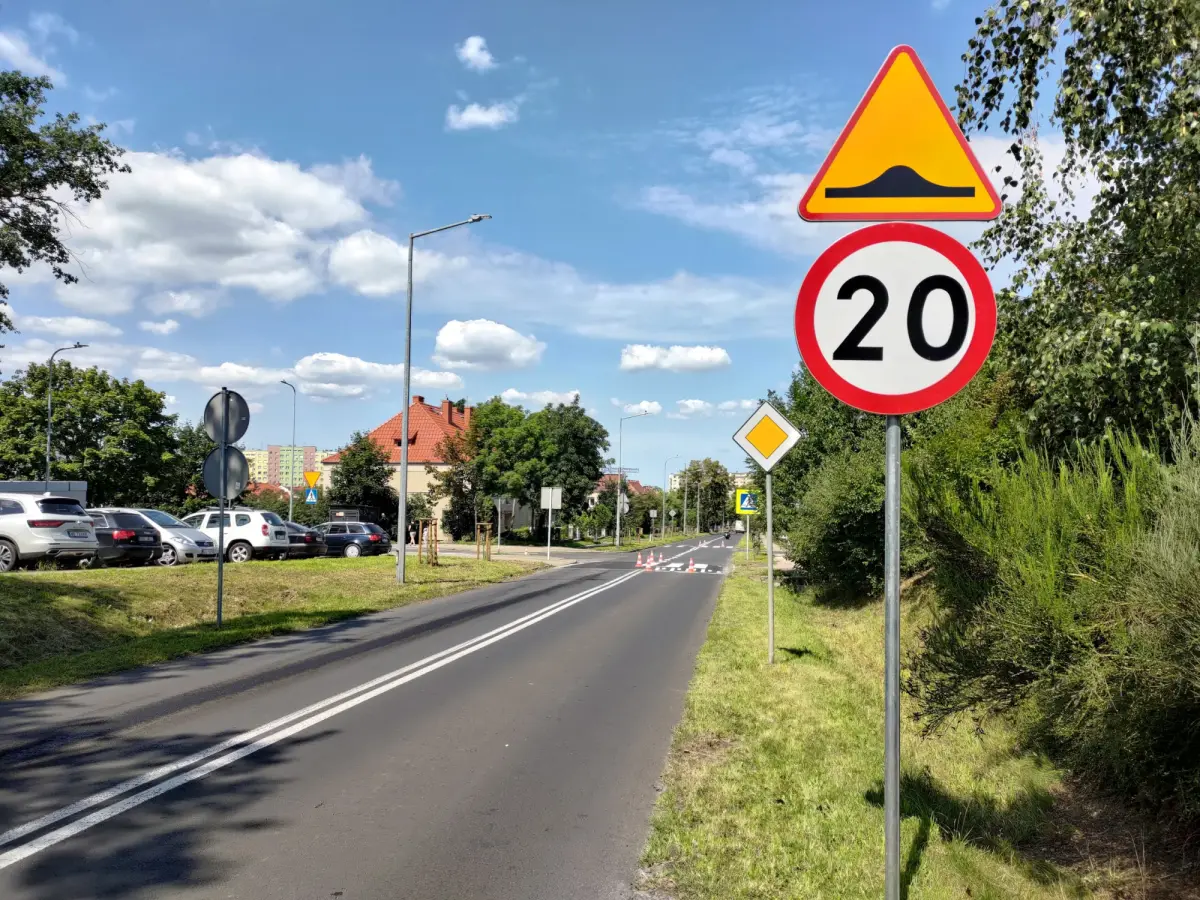 Wyniesione przejście dla pieszych przy ulicy Kosiby