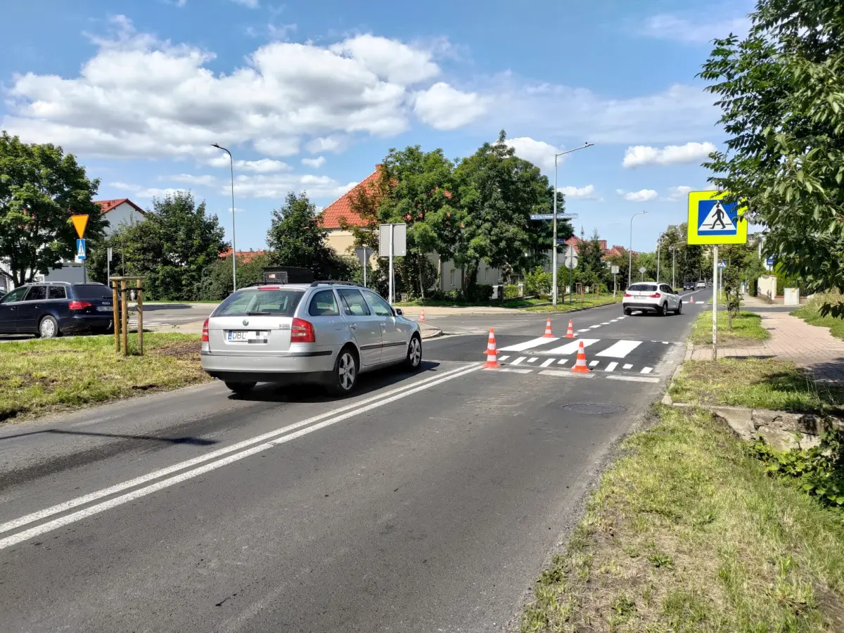 Wyniesione przejście dla pieszych przy ulicy Kosiby