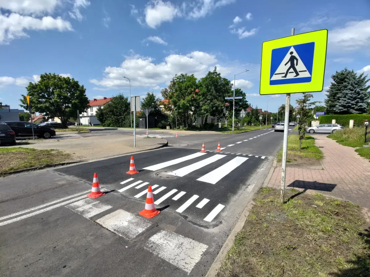 Wyniesione przejście dla pieszych przy ulicy Kosiby