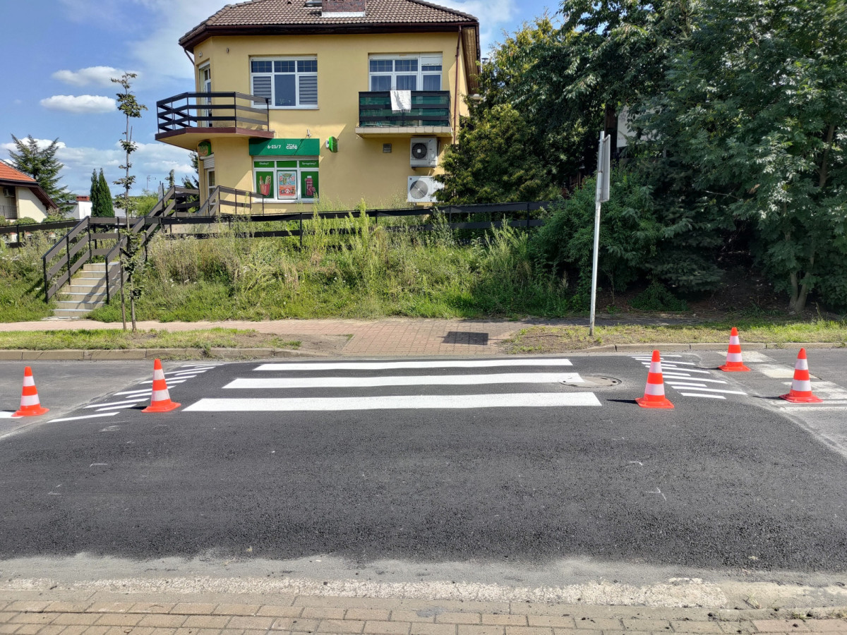 Wyniesione przejście dla pieszych przy ulicy Kosiby